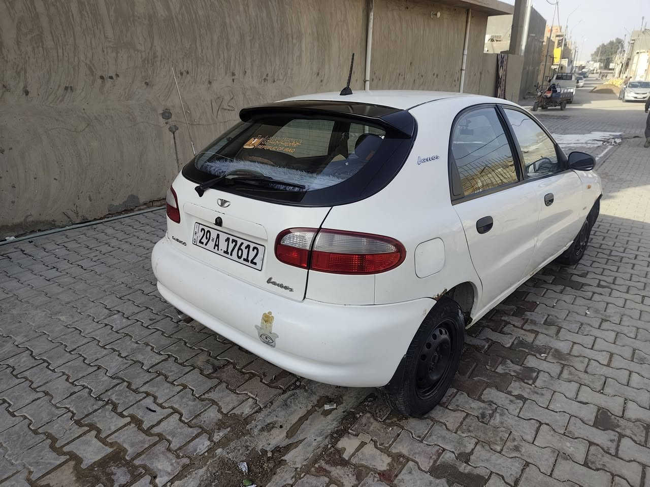 دايو لانوس صالون موديل2001
رقم واسط انكليزي دولي . كير عادي.هزه جديده تحويل ثاني يوم
سياره عائليه نضيفه مناقصها كلشي
شاشه+ كامره حوادث+ كير ومحرك بلادي
كهربائيات كلها شغاله.سنويه لنهاية ال27 بأسمي 
سياره نضيفه جدا ومتعوب عليها
صدر أمامي خلفي كله جديد.تخم تاير جديد.ربع متصرف عليها
السعر 38 وبيها مجال حق الجيه
العنوان واسط ناحية شيخ سعد 
للاستفسار/***********
