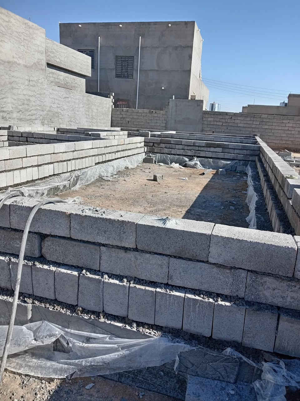 يوجد خلفة بناء ليريد يتصل عل رقم ***********
