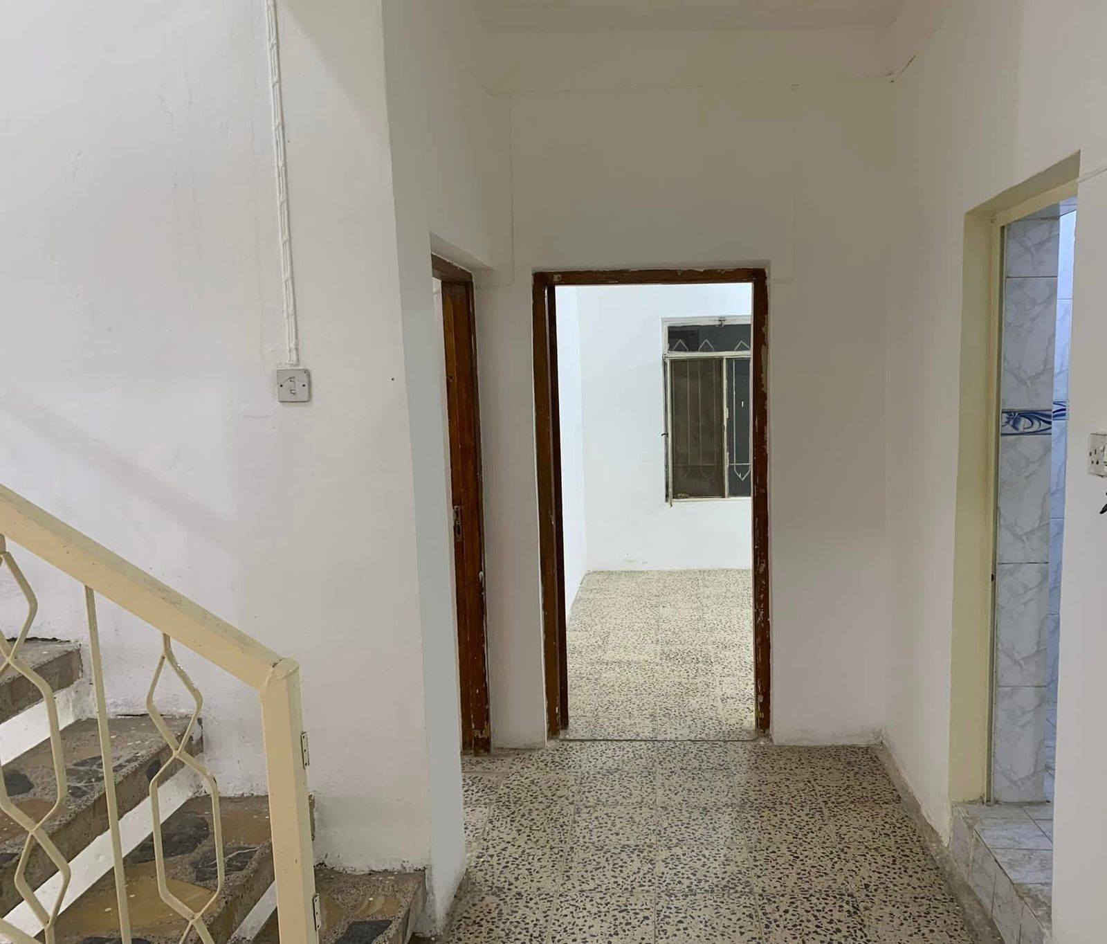 بيت للبيع 200 متر اربع غرف نوم استقبال مطبخ برميم جديد في حي صدام مقابيل جامع القدوس على الساحه السعر 145مليون مع المجال للاستفسار مكتب عين اليرموك ***********
