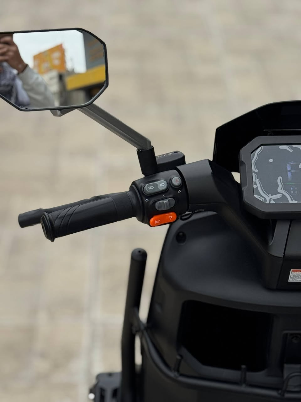 للبيع ماطور شحن
الموصفات
🔋 البطارية: ليثيوم 
⚡ المحرك: كهربائي بدون فحمات (Brushless)
🏎️ السرعة القصوى: بين 60 – 90 كم/ساعة
🔌 مدى السير: من 60 إلى 120 كم بالشحنة
⏱️ زمن الشحن: 4 – 8 ساعات
🛞 الإطارات: عريضة للثبات داخل المدينة
💡 الإضاءة: LED أمامية  
السعر 1.300.000 مليون وثلاث مائه 
للتواصل 
***********
