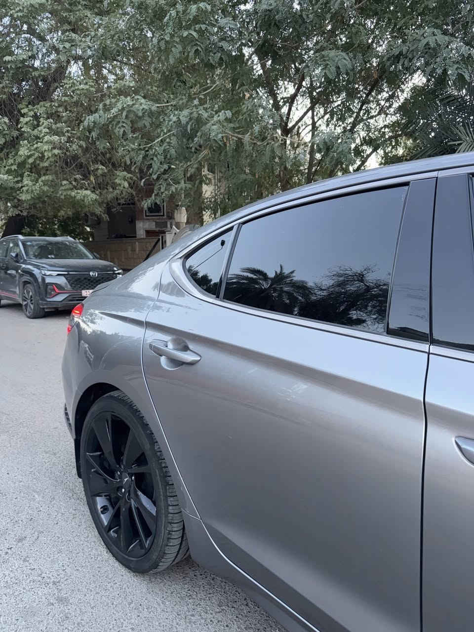 السلام عليكم انضف جنسزز 2023للبيع المواصفات السياره برستيج يعني تجي فول مواصفات بيه كتاب تضليل لمده سنه ويه السياره مكانه بغداد *********** 
ماشيه 22ميل 
1- بانوراما 3 طقات
2- كشنات كهرباء السائق والراكب
3- رادار أمامي جانبي خلفي ٢٦٠ درجه
4- شفتات بالستيرن
5- بريك تلقائي + تحذيرات صوتيه
6- تدفئة مرايا جانبية
7- كشنات أمامية تدفئة تبريد
8- بصمه و 4 ابواب بصمه
9- دبل جام بلادي
10- حساسات خلفية + أمامية
12- مري جانبية قلاب عند الرجوع للخلف + نقاط عمياء
13- هاند بريك بصمه + اوتو هولد
14- خاصية الصعود المريح للكشن + خزن ميموري للكشن
15- نظام صوت ليكسيكون 17 سماعة
16- علامة جينيسيس ضوئية عند الاقتراب
17- أنظمة قيادة نورمل وايكو وسبورت و سبورت بلس
18- ستيرن كهرباء
19- كير 8 نمر
20-السعر 245 
ملاحظة السياره احلى من الصور
صور الحادث مرفقه بالمنشور
