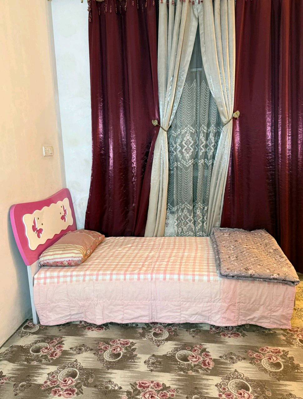 غرفة نوم بناتيه شبابيه ( جربايه_ كنتور _ ميز تواليت ) مستعمله بس نظيفه و قويه 
الموقع : العراق _ بغداد _ مدينه الصدر _ قطاع ٤ 
السعر : ٢٥٠ الف و بيها مجال
رقم الهاتف: ***********