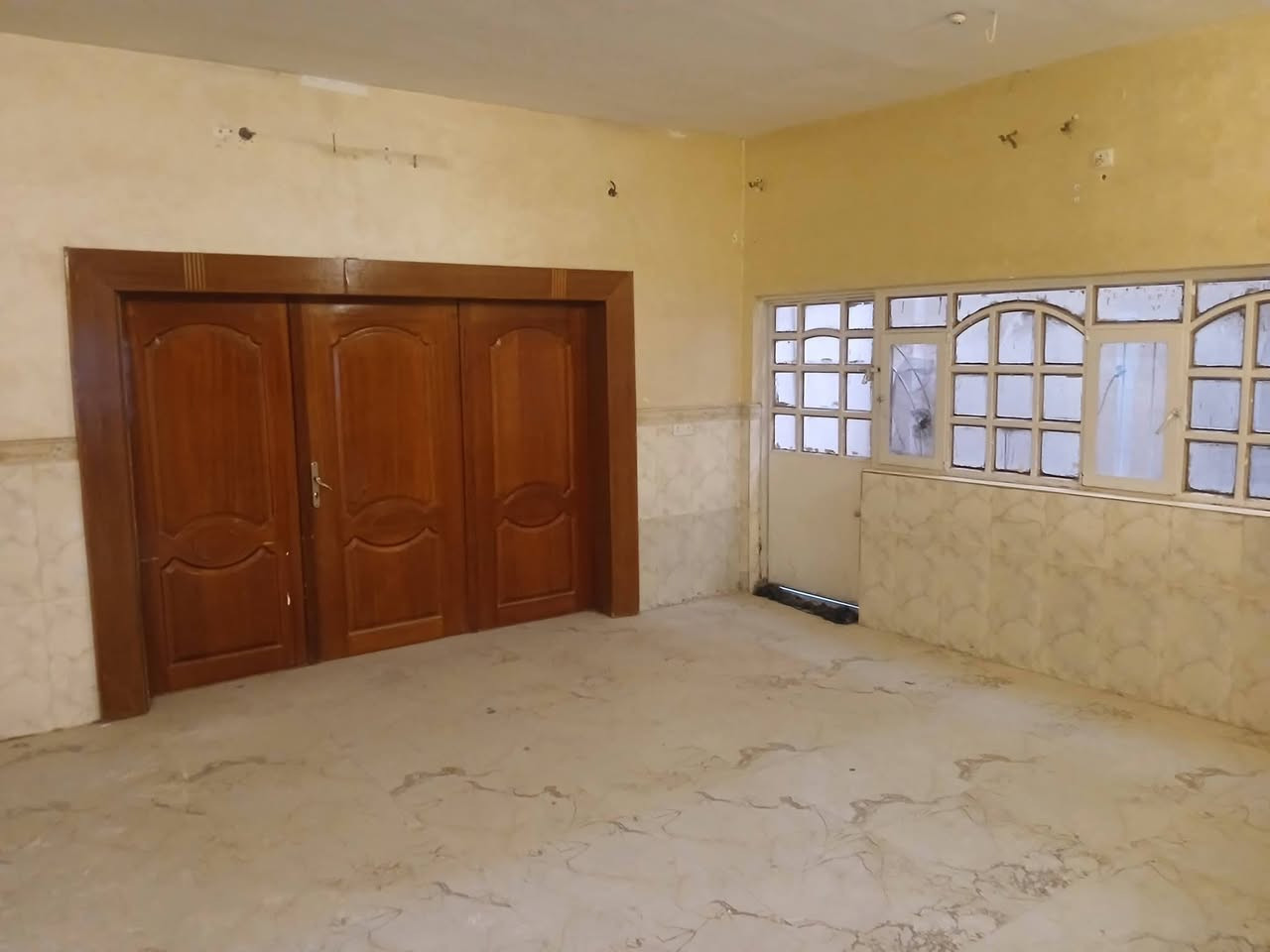 للايجار ...🏦
دار سكن طابو صرف ...
التقية ٢ ...
بداية شارع المركز الصحي ...
على ساحة ...
مقابل ملعب ابو عبيدة ... 
المساحة ٢٥٠م٢ ...
🫒 غرفتين نوم
🫒صالة كبيرة
🫒استقبال كبير
🫒مدخل
🫒مطبخ
🫒٢ صحيات
كراج كبير 🚗
،،،،،،،،،،،،،،،،،،،،،،،،،،،،،
البيت نظيف وبدون نواقص 
،،،،،،،،،،،،،،للاستعلام
📞 ***********
📲📲 علي الجبوري / ابو مهيمن
