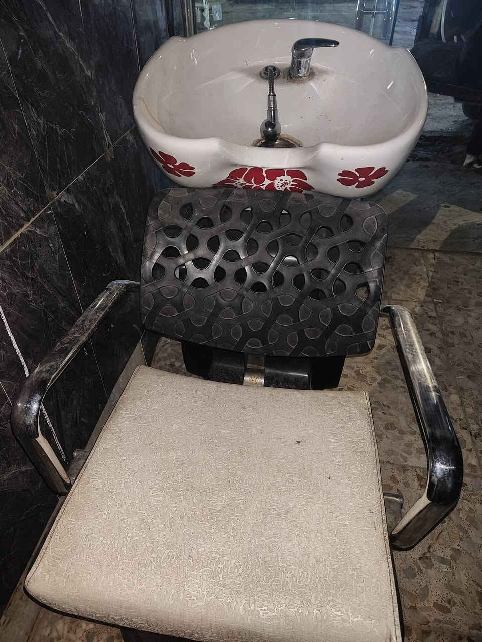 ميوزة ملكية عدد ٢ + مغسلة شعر
العنوان بغداد شهداء البياع 
***********
