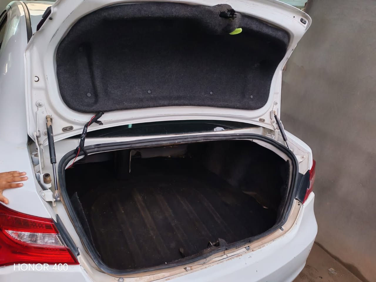 سلام عليكم
سي 200 موديل 14
4سلندر 2400
محرك جديد قبل سته أشهر شديته
موصفات LX
صدر امامي خلفي جديد
تخم تاير جديد
سياره كامله خير من الله
السياره كلين صوره السونار موجد
كلشي موضح بلصور
مكاني السياره ديالى
السعر 93   وبيه مجال
***********
