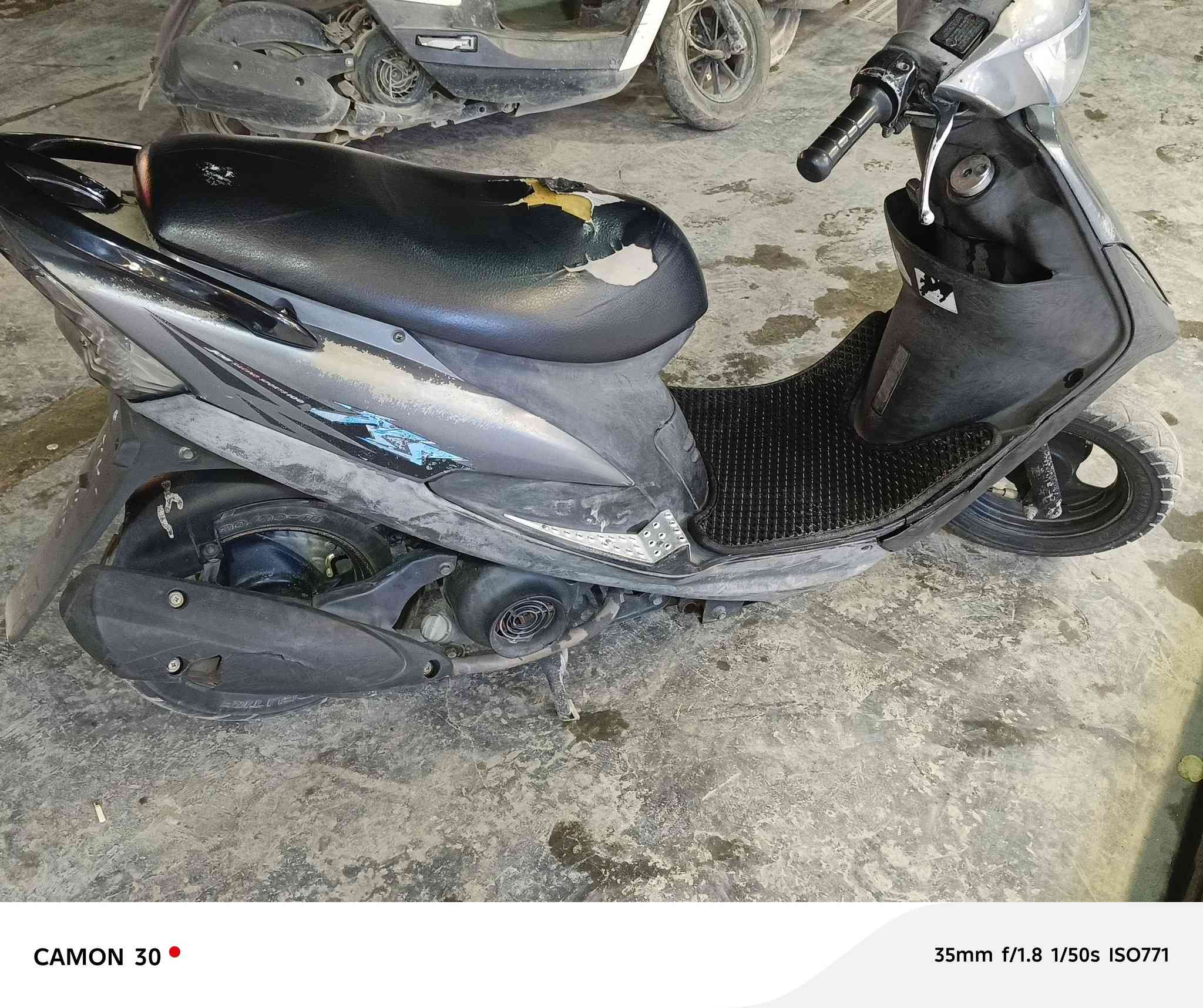 السلام عليكم دراجه ماكس عدله مال رمبه دراجه جديده بمعنى الكلمه ماكينه خارسه برغري ما مفتوحه بيهه مكان البلديات الرقم***********
