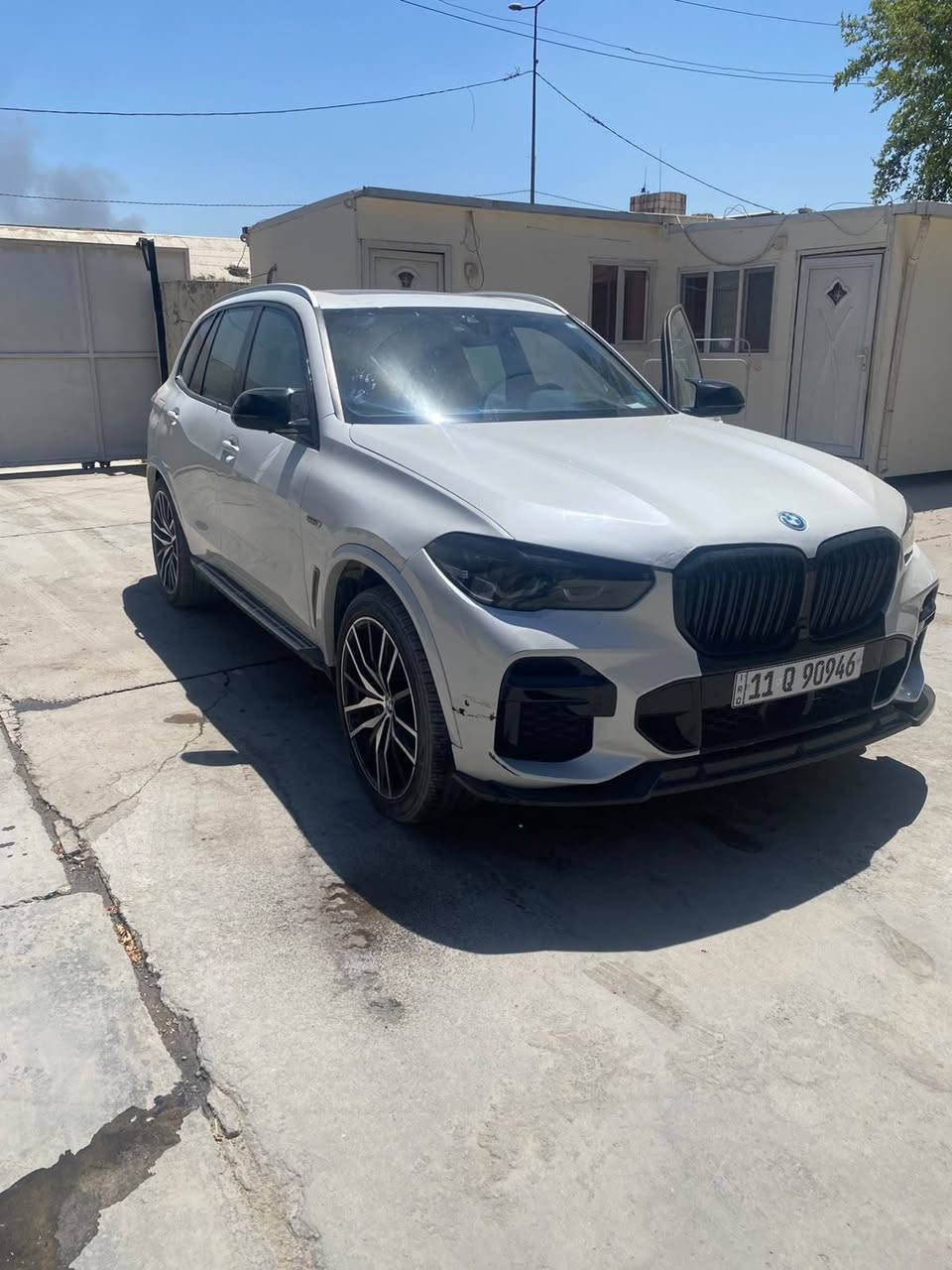 مكلف بالنشر للبيع: ملكة الفخامة والأداء BMW X5 40i موديل 2022 (وارد أمريكي بحالة الوكالة)
لعشاق الفخامة والقوة الألمانية، معروض للبيع  السيارة غنية عن التعريف من ناحية الراحة، المتانة، والتكنولوجيا المتطورة.
​🔹 تفاصيل السيارة:
​المحرك: TwinPower Turbo 6-Cylinder (قوي واقتصادي جداً).
​سنة الصنع: 2022.
​الفئة: 40i.
​الوارد: أمريكي (حادثها بنيد طاير ع قماره ربع القماره لحد السلايد او اقل والجاملغ الخلفي صفحه السكن 
​
​اللون الخارجي:  أبيض صدفي
​اللون الداخلي: [اكت لون الكشنات، مثلاً:اسود.جلد 
​🔹 المواصفات والمميزات:
سلايد .
​شاشات ديجيتال حديثة (عدادات + تدعم Apple CarPlay و Android Auto).
​نظام ملاحة متطور (Navigation) وكاميرات 
​أنظمة قيادة متعددة (Sport, Comfort, Eco Pro).
​حساسات أمامية وخلفية مع نظام المساعدة على الاصطفاف (Auto Park).
​رادار أمامي وخلفي، تحديد مسار، ونظام مانع الاصطدام.
​إضاءة LED داخلية (Ambient Lighting) بألوان متعددة.
​نظام صوتي احترافي مجسم.
​تخم تاير جديد، وجاهزة من كل النواحي (برغي ما تحتاج).
​🔹 حالة السيارة:
السيارة بحالة ممتازة جداً (أخت الزيرو)، ميكانيك وكهرباء وجير ومحرك 100% بشرط الفحص أينما تحب. تحويل السنوية مضمون وفي يوم واحد. ***********
مكلف بالنشر للبيع: ملكة الفخامة والأداء BMW X5 40i موديل 2022 (وارد أمريكي بحالة الوكالة)  السعر 36 وبيها مجال
