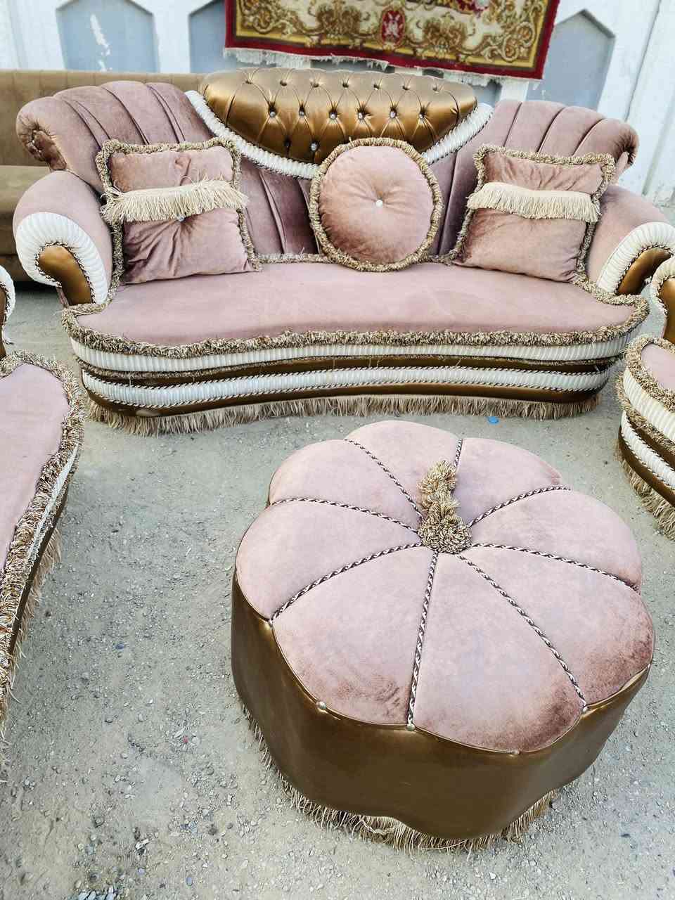 السلام عليكم 
تخم 10 مقاعد نضيف كلش مثل مموضح بلصوره 
كوشات كامله + طبله وسطيه 
السعر 650 وبي مجال شارع فلسطين 
***********
