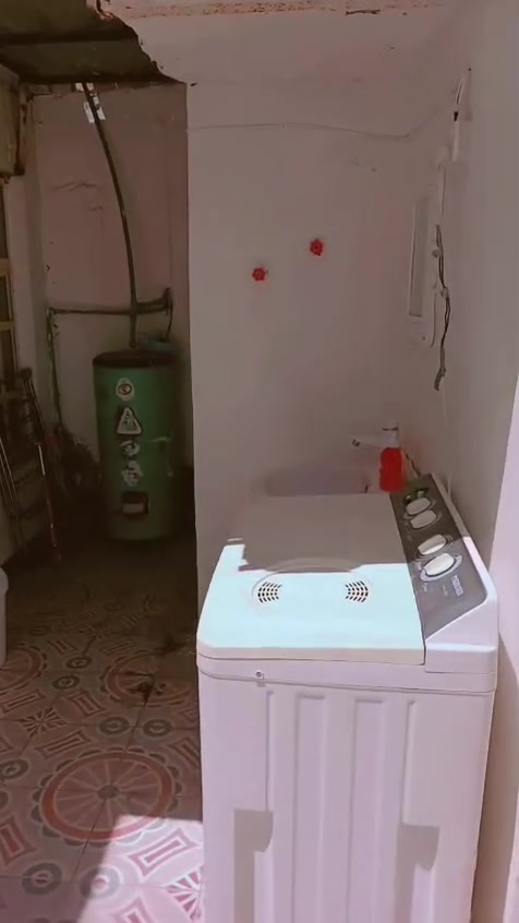 بيت للبيع 
حي. العسكري شارع الصب الاخير زراعي 
المساحه 100متر 
يتكون من غرفه جبيره 
وصاله متوسطه البيت 
حمام داخلي ومنور 
ديوانيه جبيره 
مطبخ 
صحيات خارجيه 
البيت نضيف وجاهز للسكن 
ماي كهرباء خير من الله 
سعر البيت 30وبي مجال 
للاستفسار الاتصال ع رقم وبيه وتساب ***********
