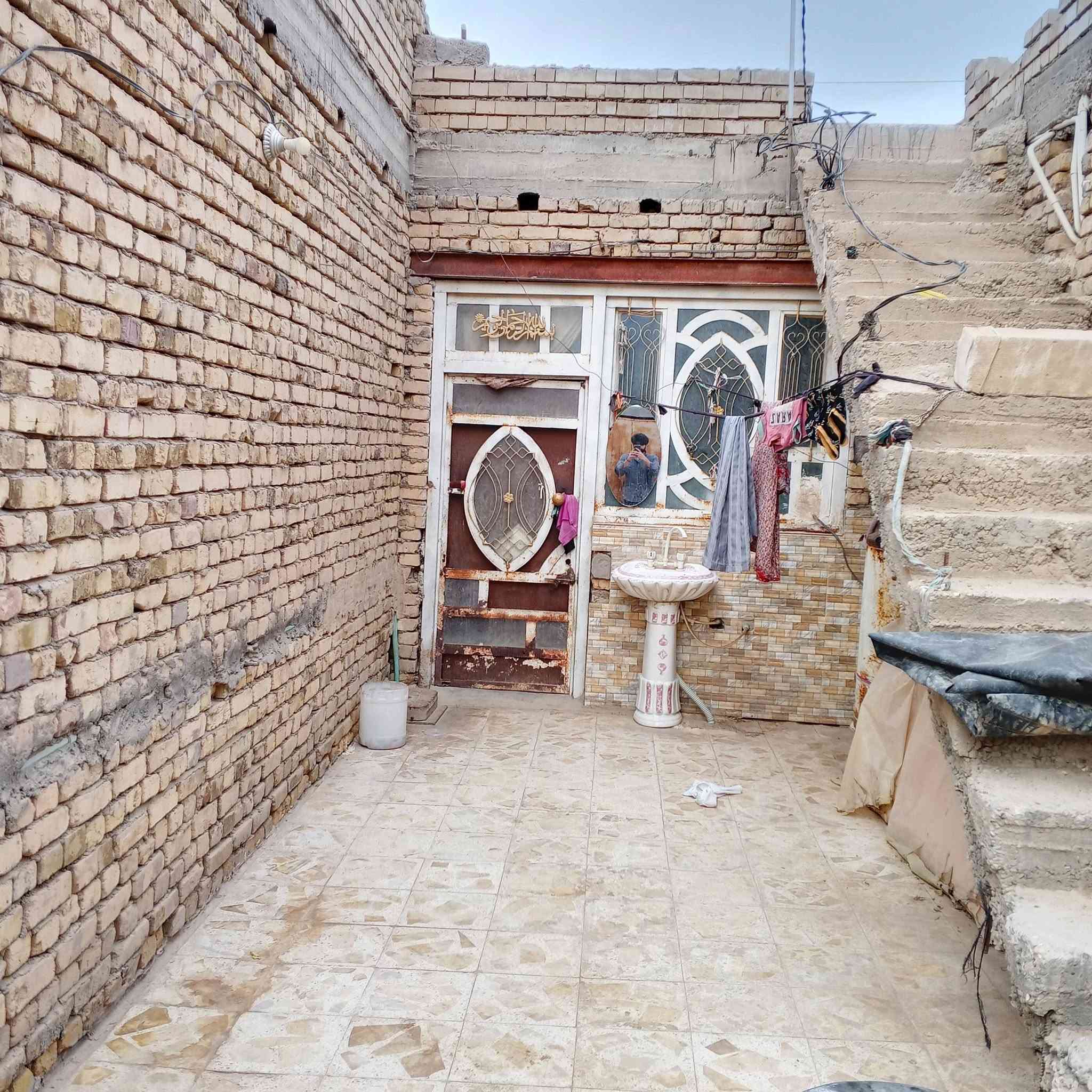 بيت في حي العباس بجوار مدرسه الصينيه مساحه 160م للستفسار الاتصال ع هذا الرقم ***********
