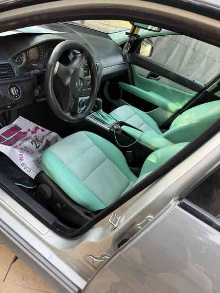 السلام عليكم
C 2008
محرك ٦ سلندر
مصبوغة عام تغير لون. لونهة الاصلي سلفر 
بدون حادث  وارد المانيا
سعرهة. 120 ومابيهة مجال لان متسوة

***********
