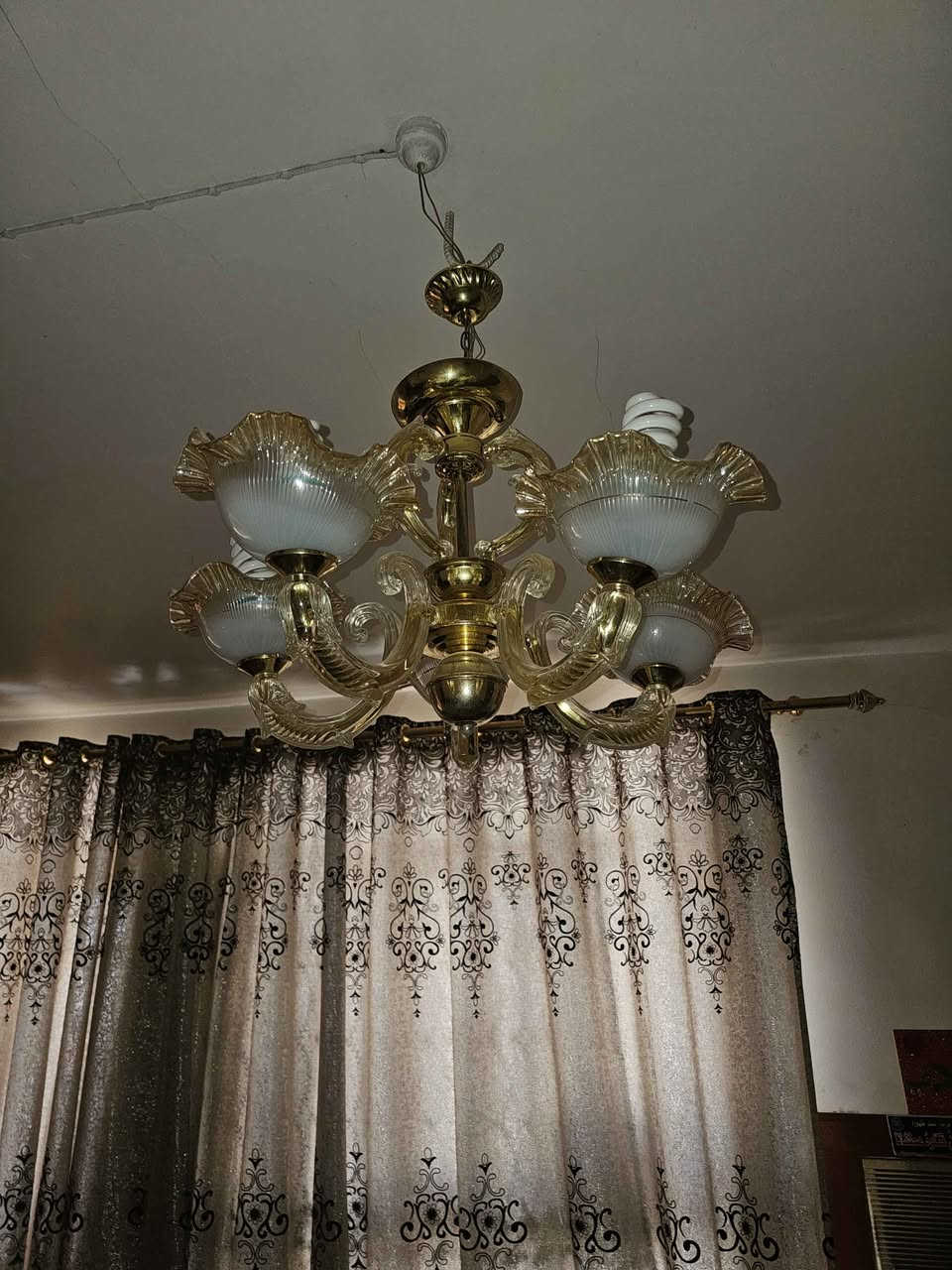 ميز تلفزيون مع الثريه ١٥٠ مع المجال٨٢٦٣٧٤٢ ٠٧٨٥ النجف, العراق
