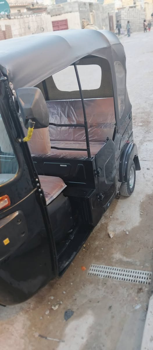 سلام عليكم مديل 22 شهر 10 رقم وسنوية تكتك مكفولة كشر ومحرك العنوان مدينت صدر هاتف ***********
