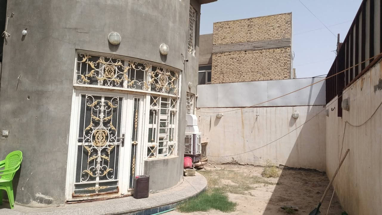 السلام عليكم 
بيت للبيع مع ((بعض)) الاثاث المستعمل المساحة 247
(طابو زراعيي) وليس عقد
بناء درجة اولى 
الواجهة 12 متر
 نزال 20 متر
البيت يحتوي على 3 غرف نوم كبيرة 
5 حمامات سويت 
كراج + حديقة
استقبال واسعة جدا 
للإستفسار اكثر التواصل على الواتساب ***********
