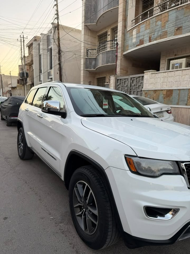 جيب كراند شيروكي (لاريدو 2021 فول) رقم بغداد بأسمي
الضرر : نصف الجاملغ الايمن (عكس السائق) فقط 
المواصفات :
* المحرك : V6 3.6L
* ﻿﻿تشغيل عن بعد .
* ﻿﻿دفع رباعي 4x4 .
* ﻿﻿فتحة سقف
* بصمة مع دخول ذكي .
* نظام تشغيل واطفاء اوتماتيكي للمحرك .
* ﻿﻿مقاعد جلد باللون البيجي المرغوب
* ﻿﻿المقاعد الأمامية كهربائية 
* ﻿﻿ذاكرة لحفظ وضعيات الجلوس .
* ﻿﻿المقاعد الأمامية والستيرن تدفئة 
* تبريد قطعتين مع مناخ منفصل .
* ﻿﻿شاشة 8.4 انج .
* ابل كاربلي واندرويد اوتو .
* ﻿﻿نظام الملاحة (GPS) .
* نظام قياس ضغط الإطارات . 
* اربع وضعيات قيادة للطرق الوعرة .
* وضع القيادة الرياضي SPORT .
* وضع القيادة الاقتصادي ECO .
* ﻿﻿المصابيح الأمامية زنون مع تبديل عدسات مع LED نهاري .
* ﻿﻿كشافات الضباب زنون .
* ﻿﻿صندوق كهربائي .
* ﻿﻿حساسات خلفيه مع كامرة دواره
* ﻿﻿مرايا جانبية ووسطية بخاصية التعتيم الذاتي .
*رادار جانبي 
-ادامة لمنضومة الاحتراق تبديل البلكات وتنضيف النوزلات والمجاول وتبديل جميع الفلاتر وحتى الدهن 

 -بيهه اضافه منضومه غاز من الشركة العامة للمنتجات النفطيه وبضمان لمدة سنة وادامة مجانيه

- سياره جديده وجاهزة وكاملة من كلشي ومبيهه نقص كد الابره وحتى بولش مسويلهه السعر 24,000 دولار وبيهه مجال بسيط 
للاستفسار / *********** مكان السياره بغداد الكراده
