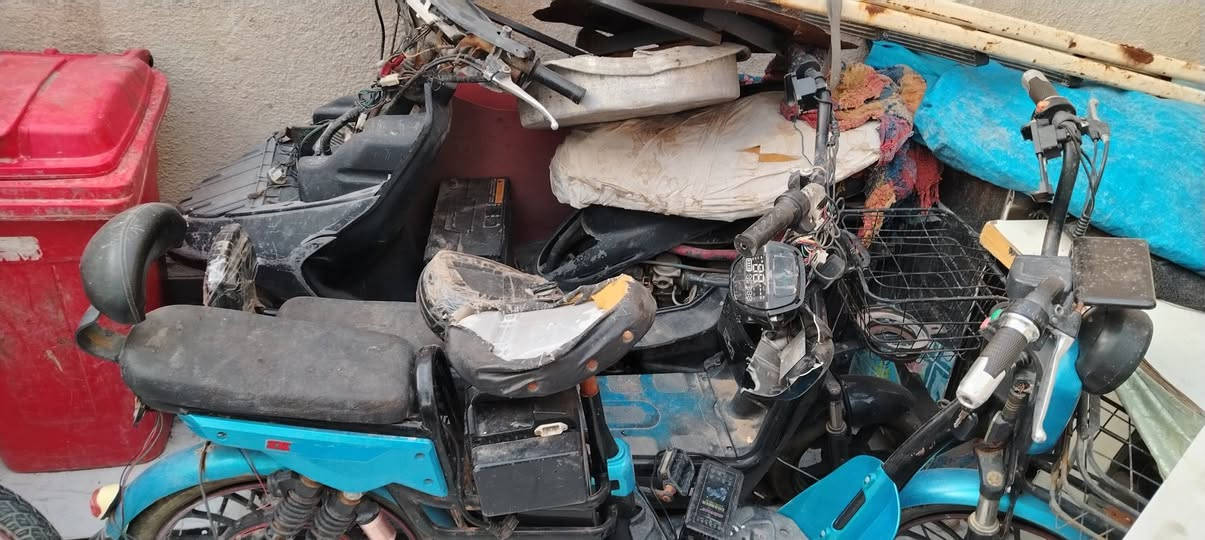 سلام عليكم عندي اثنين دراجات شحن و دراجة مالبانزين وثنين بايسكلات للبيع مكاني قلعة سالح راسلوني على الماسنجر


**إذا كنت صاحب هذا الإعلان وتريد حذفه لأي سبب، رجاءا أرسل رسالة إلى الدعم الفني**