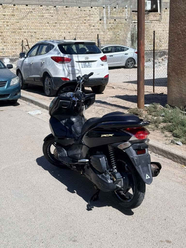 سلام عليكم دراجه PCX للبيع جيل اول ياباني مكينه 150لدراجه نضيفه وناعمه ما مفتوحه نهائياً الدراجه 
ماشيه 33 الف تايرات جددد  كهربائيات كلها شغاله اي نقص مابيها فقط التريشه جهت اليسره و ال 7 الي بالبجم 
الدراجه نوزل واني مداريها مشيها كله ع محسن 
سعرها مليون 
مكاني بغداد بلغزاليه 
واي استفسار هذا رقمي *********** بغداد, العراق
