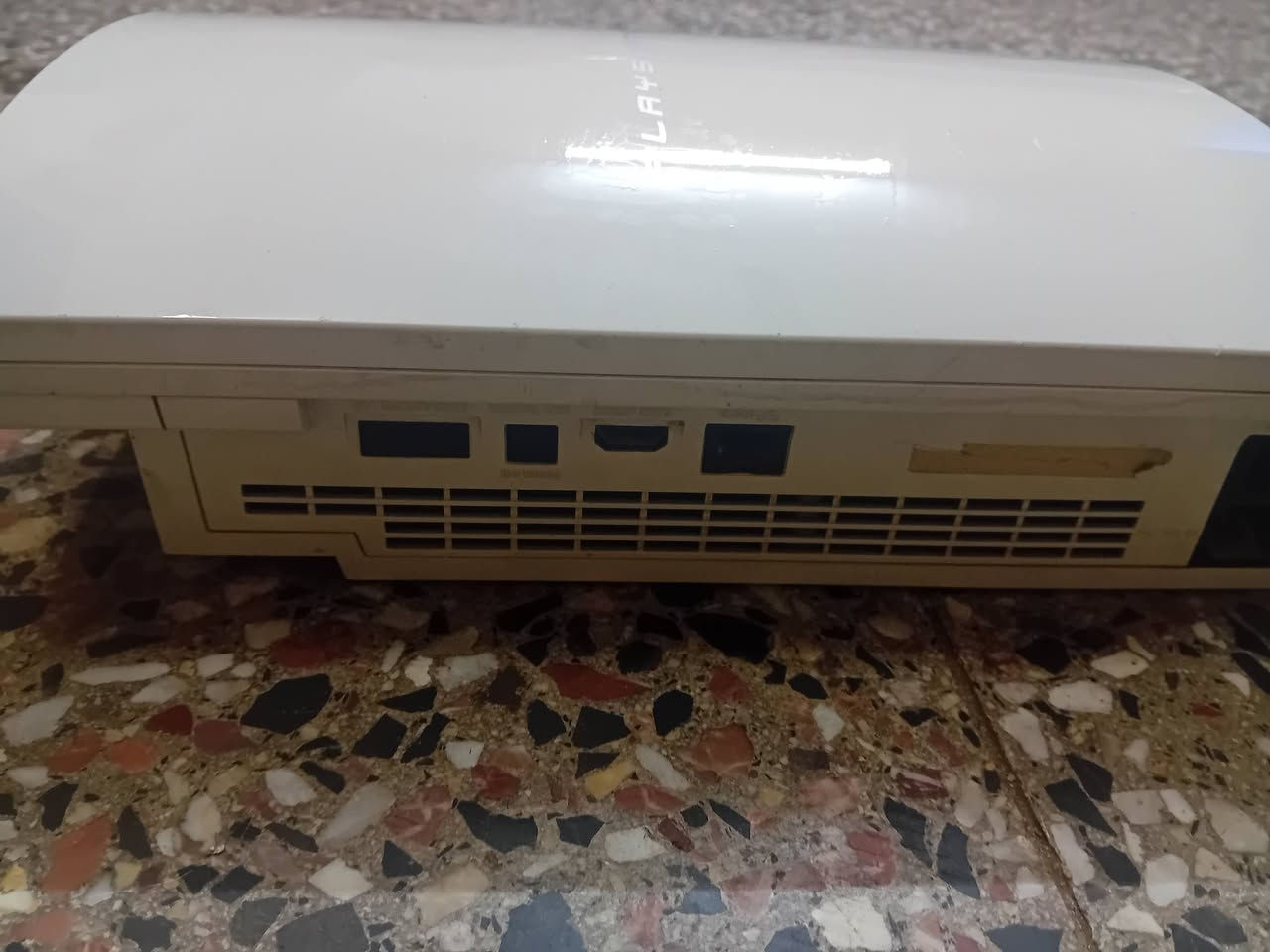 بلاي ستيشن 3 fat بي عطل بسيط بدون جويستكات اريد مراوس وية لابتوب صغير حتى اذا فرق بالسعر او للبيع بسعر 50الف هذا رقمي ***********
