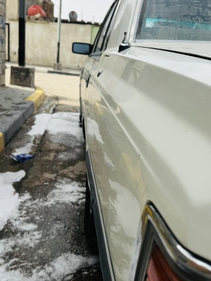 السلام عليكم للبيع سوبر كروان 1982ماشيه 19.0000الف حقيقي  محرك وكير ابلاد 5mكارتون  وحداده زيرو  تخم تاير مكفوله من ضربه ومن الصبغ العام والاحزام بيها مكانات قليله مصبوغه كهربائيات كله شغاله سنتر لوك واريل كهربائي وتفئه وتبريد خلفي سنويه تنتهي 2028بسمي 
السعر (80)مكان السياره البصرة رقم الهاتف (***********)
