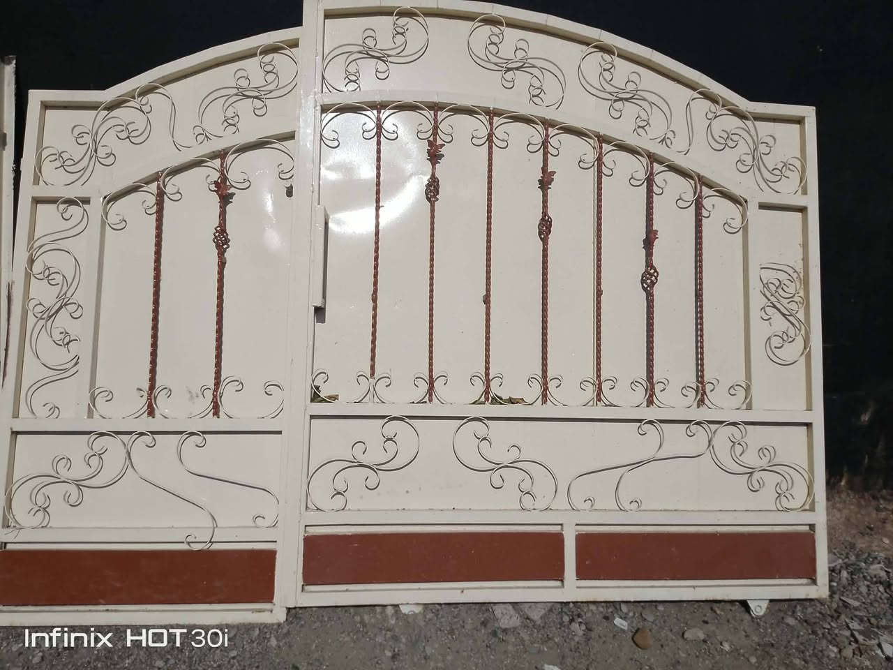 يوجد باب للبيع السعر خاص الرقم ***********بس مكلف بل نشر العنوان كركوك
