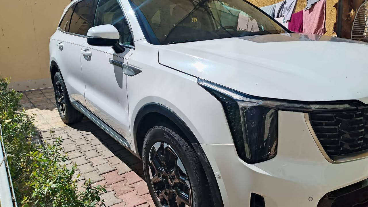 سورنتو وأرد امريكي موديل ٢٥ سياره كلش جديده مواصفات حلوه بانوراما داخل جلد تدفئه بل كشن وبيها اهواي مواصفات حادثها جاملغ وبنيد  بدون دواخل السياره 7 راكب مكينه ٤ سلندر ماشيه ١٩ عارضها ٢٧٠مكاني اعظميه او شارع حيفا ***********
