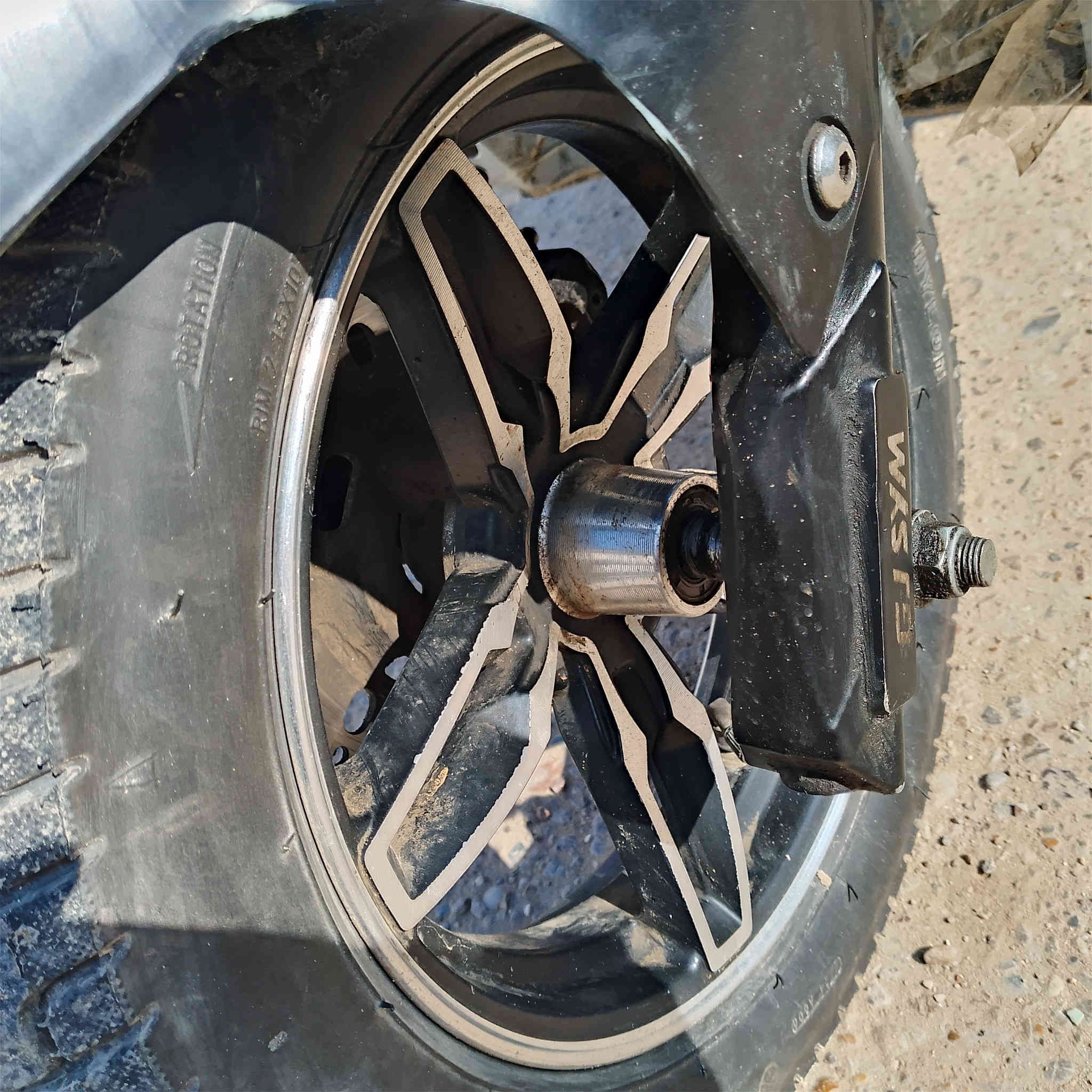 السلام وعليكم دراجه شحن للبيع سكنس موديل 2024
الدراجة حلوة ونضيفه 
خمس بطاريات دبل 32 امبير جدد نوعيه البطاريات WEENLI 
 اشاير يمنه ويسرة 
هورن 
3 نمرات سرعه 60 حقيقي 
نضام Rبك 
السعر 380و بيها مجال للشراي  
مكاني بغداد البلديات 
الاستفسار اتصال على الرقم ***********
