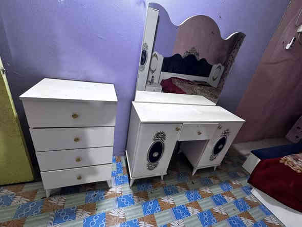 للبيع – غرفة نوم تركية 6 قطع (نظيفة ومرتّبة)

معروض للبيع غرفة نوم تركية كاملة مثل ما باين بالصور، تتكون من 6 قطع، شكلها أنيق وبحالة جيدة بشكل عام.

✨ محتويات الغرفة:

1- السرير مع اللوحة الخلفية
• تصميم ملكي بلون أزرق وكريمي
• حشوة كبس أنيقة باللوحة
• زينة جبسية بنقوش ذهبية
• السرير ثابت وما بيه خلخلة
- دولاب كبير 3 أبواب
• لون كريمي مع إضافات باللون الأزرق والوردي
• زخارف ذهبية
• مساحة داخلية واسعة للملابس والتخزين 

السعر مناسب ومراعاة للجادّ فقط
والتواصل على الخاص للاستفسار أو المشاهدة.
***********
