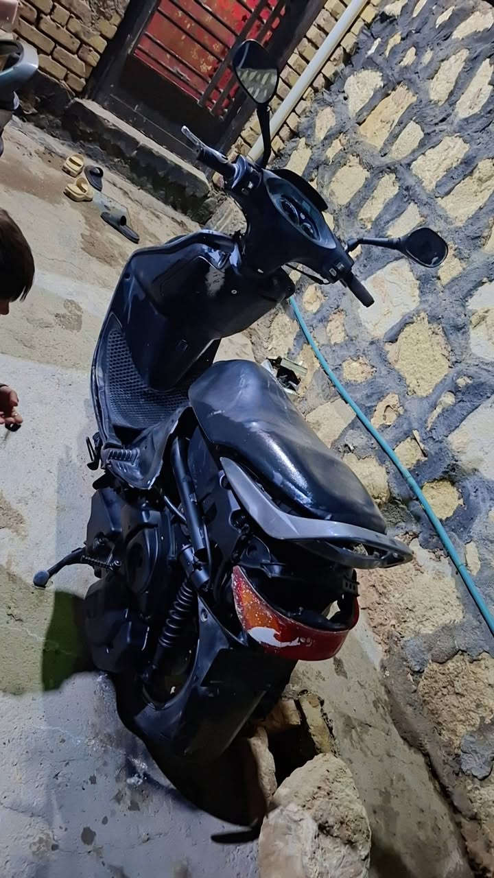 السلام عليكم دراجه فراشه سلف هندري باتري جديد شلعه عوزها بس كفرات جانه مكسرات واني ذبيتهن  حله ابو خستاوي  ٢٥٠ قفل ***********
