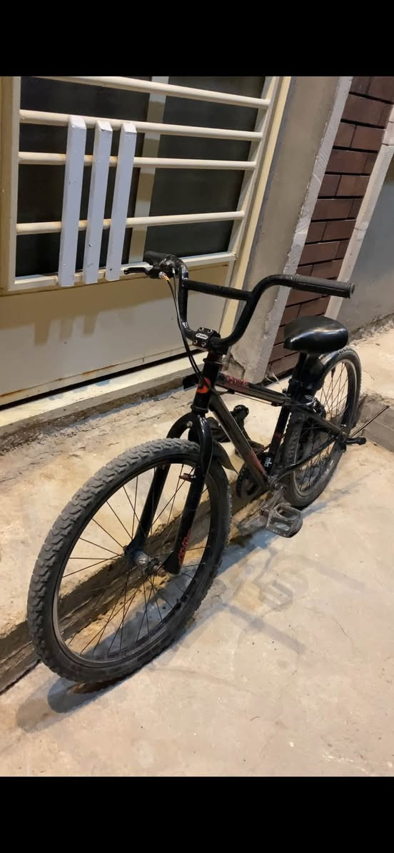 السلام عليكم شبابنه الطيبه
للبيع: بايسكل d-bike ستايل BMX هجين (حالة زيرو) 🚴‍♂️🔥
المواصفات والتفاصيل:
 النظافة: البايسكل أخت الجديد، كلشي بيه شغّال ونظيف جداً، شخط واحد ما بيه وتمركزه بالعين قبل لا تشتري.
 المميزات:
 شاصي قوي ومتين.
 يحتوي على نظام دبلات (مساعدين) لراحة أكبر بالمشي وإمتصاص الصدمات.
 مزود بـ كير (سرعات) شغّال وسلس جداً بالمشي.
 الستيرن ستايل BMX مرتفع ومريح للتحكم.
 الحالة الفنية: التايرات والزنجيل والبريكات كلها بوضع ممتاز وجاهزة للاستخدام فوراً، ما يحتاج تذب عليه ولا دينار.

📌 المكان: [بغداد الدوره شارع ٦٠ نهايه ال ١٢٠]

💰 السعر: [100 ] (وبي مجال)
📞 للتواصل: راسلني على الخاص أو اتصل على الرقم واتساب : [***********]
