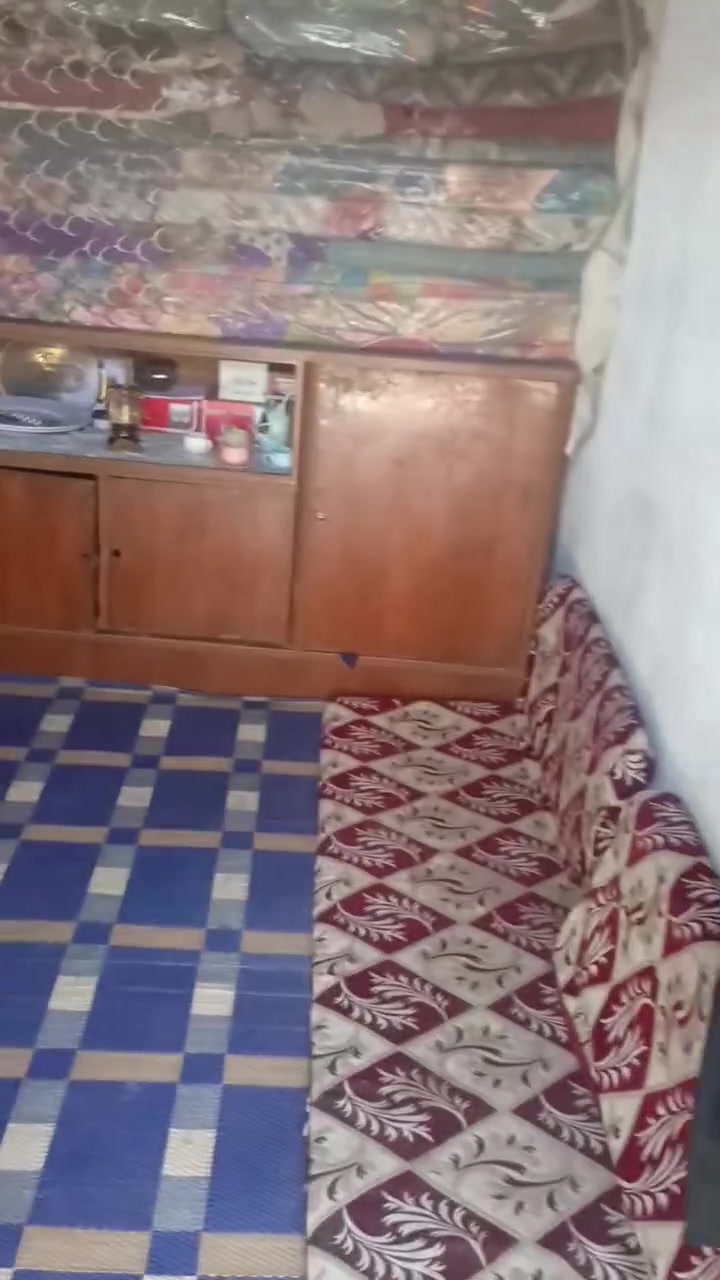 السلام عليكم.. بيت تجاوز للبيع حي التحدي بناء جديد غرفتين نوم واستقبال وصاله أو مطبخ قريب على الشارع مولد بصفك السعر 6 ملايين وبي مجال للتواصل *********** .
