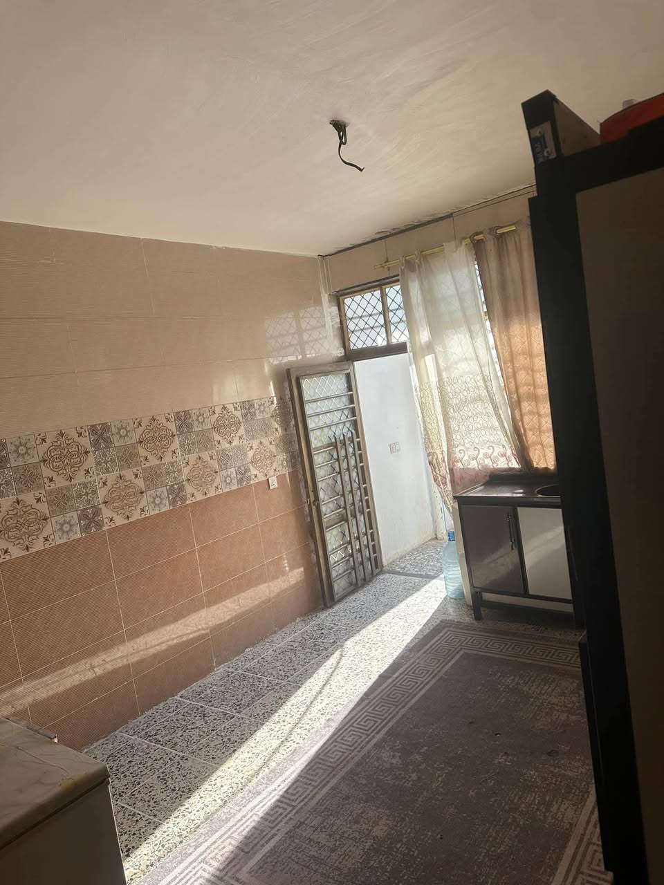 بيت زراعي لبيع مشمول بالتطويب بغداد جسر ديالى القديم منطقة العريفية يبعد عن السارع الرئيسي 100 متر مساحة 500 واجهة 12 يبعد عن التبليط 50 متر وعرض شارع الفرعي 13 متر بناء جديد هي السنة 5 غرف نوم مع استقبال طول 8 متر مع مضيف طول 12 متر مع اربع حمامات  الخارجي لضيوف حمام مع توليت مع حمام توليت داخلي مع حمام طابق ثاني البيت كله السقف صب كونكريت وكل البيت مع الكراج والحوش كله كاشي درجة اولى المنطقة جسر ديالى العريفية كهرباء اسلاك جديدة وتيول باب البيت ماء صوندات عدد 2 في البيت التفاصيل الاتصال ***********وتساب
