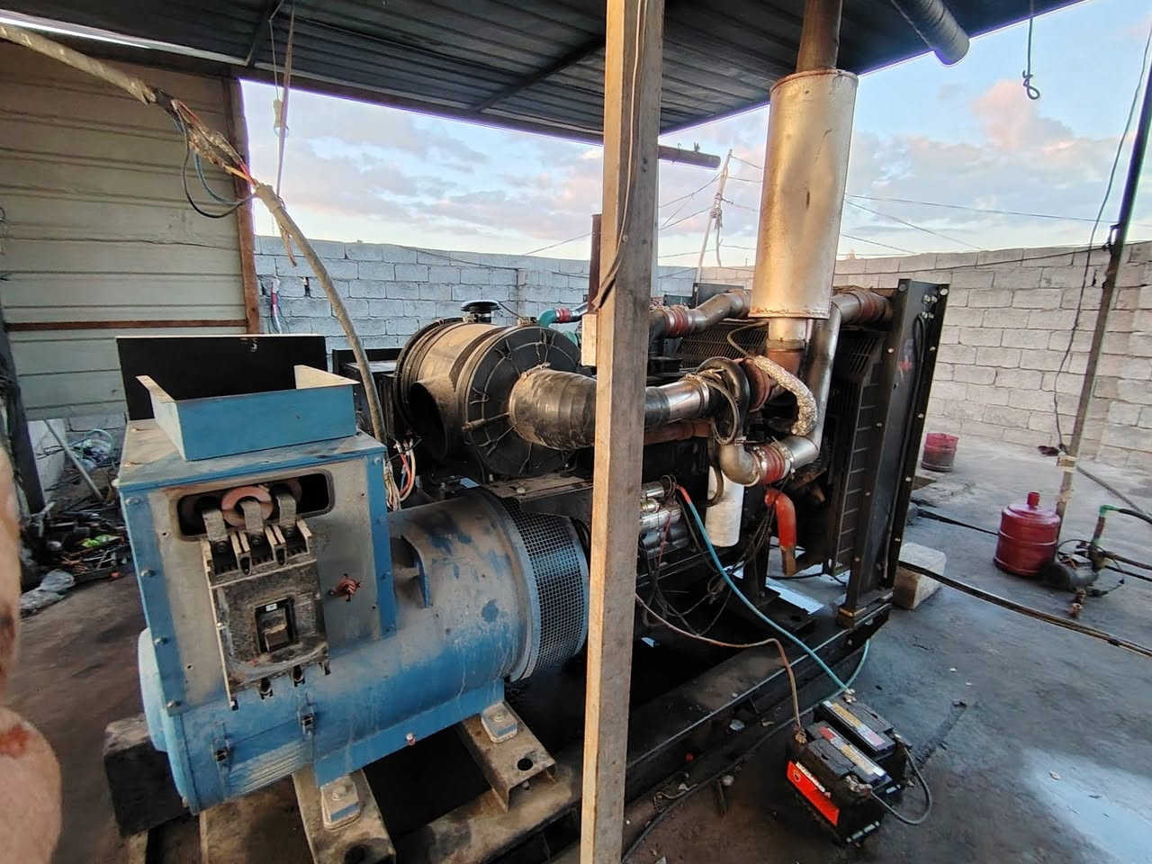 السلام عليكم
مولد نوع cumins 114 حجم الداينمو 250kv
24 ولف جديد وضع شركة مشتغل 350 ساعة 
للبيع مكانة ديالى الخالص
السعر ٦٥ ورقة وبي مجال
هـ :***********
