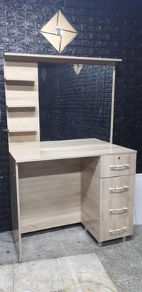 للبيع ميز تسريحة او زينة او مكياج  عندي منها قطعتين  عكس بعض التواصل م...