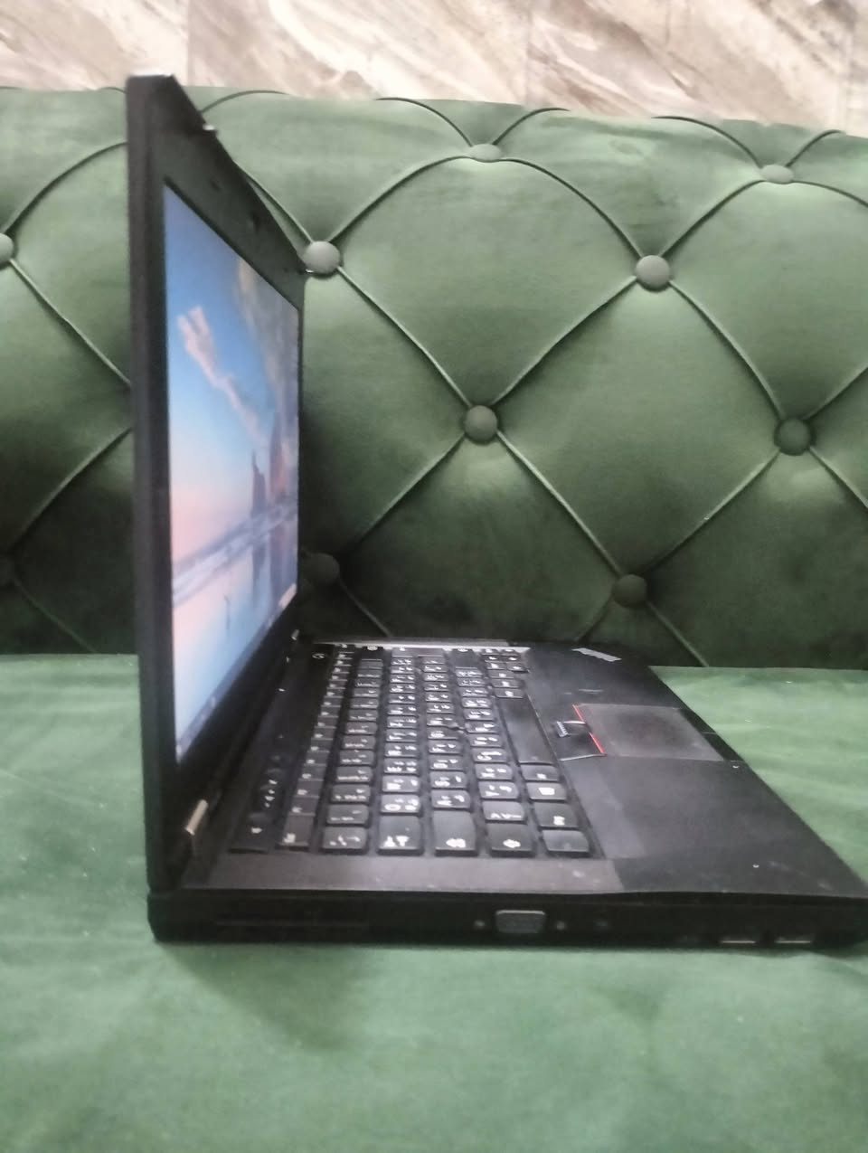 العنوان: لابتوب Lenovo ThinkPad T430 – الاعتمادية العالية للعمل 
والدراسةجهاز Lenovo ThinkPad T430 هو الخيار المثالي لمن يبحث عن جهاز عملي، متين، وذو أداء مستقر. الجهاز بحالة جيدة جداً، تمت صيانته وتهيئته بالكامل ليناسب مهامك اليومية، سواء كانت للدراسة، العمل المكتبي، أو تصفح الإنترنت.
المواصفات الفنية:
المعالج: Intel Core i5-3320M
الذاكرة (RAM): 4GB
الهارد (HDD): 300GB
كرت الشاشة: Intel HD Graphics 4000
نظام التشغيل: Windows 10 Pro (نسخة 22H2)
السعر 135 الف 
ورقم التواصل : ***********

