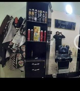 سلام عليكم 
يتوفر جام خانه للبيع العرض مترين  ولارتفاع مترين ونص  جاهزه 
وميز حلاقه لون اسود دنكه ومرايه مكاني شطره 
*********** السعر الجام خانه اب ٧٥ والميز اب ٧٥
