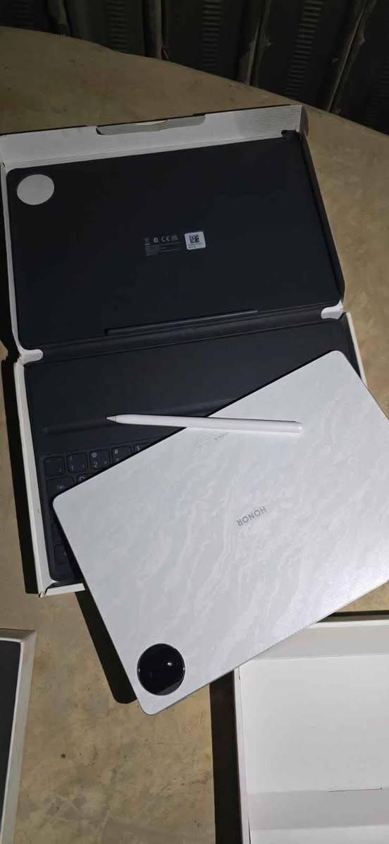 السلام عليكم🤍✨

ايباد هونر ماجك باد تو❤‍🩹
ايباد مستعمل قليل 💯❤️‍🔥

📱 جهاز MagicPad 2 – تابلت القوة والأناقة في جهاز واحد!
جديد بنضافه 100%🎁💌♥️🎀

✨ أهم المواصفات:

شاشة عرض كبيرة  12.3 آنج 🤍☠️ 
بدقة عالية 144 هيرتز🔥🖥تضمن تجربة مشاهدة مبهرة🫡

معالج سريع للألعاب والتطبيقات بوبجي120 فريم💯

بطارية تدوم طوال اليوم 10 ألف سعه البطارية💯

الرام الداخلي:12+12💖
الذاكرة:256❤‍🔥✨
ألون: ابيض 🤍✨🫶🫴

واجهة سلسة بنظام حديث🤍

تصميم أنيق وخفيف الوزن👌✨

🆕 السعر جديد:914, 000دينار 📦

سعر 695🔒❤️‍🔥☠️ دينار فقط! 

📍 المكان: بابل🤍✨

🔹 يأتي مع الملحقات... ايباد + شاحن+كارتونه+كيبورد+قلم 🩷🫸

يتوفر توصيل🩵✈️✈️

للتواصل 📞*********** حلة, بابل
