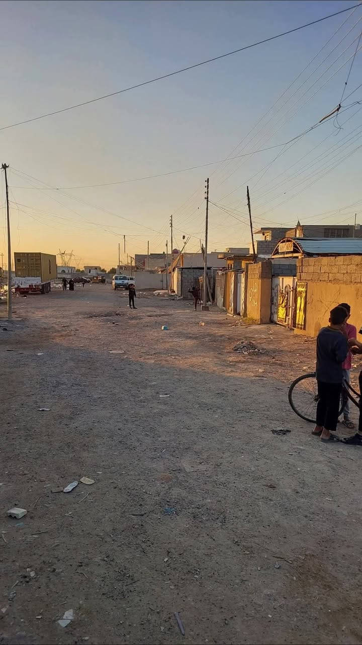 السلام عليكم بيت 200متر  منطقه بوب الشام قريب عل قوس بشارع المدارس بناء جديد العكاده غرفتين نوم مطبخ بارد و مطبخ حراري حمام داخلي حمام وتواليت بره وبي محل جبير سعره 45 وبي مجال رقم الهاتف***********
