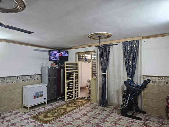 سلام عليكم عندي بيت البيع مساحت 200 متر عدد غرف نوم 3 مطبخ صاله كراج صحيات خارج استقبال محلات عدد 2 عنوان بغداد حي البتول قرب الملعب ولستفسار عل رقم ***********
