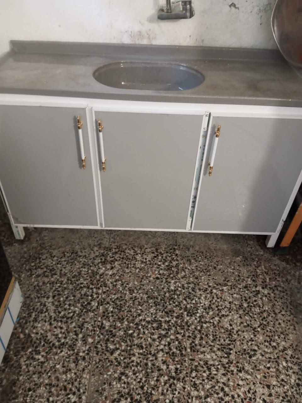 مبرده جديدهة ستعمال شهرين ب٢٥٠ بيهة مجال سنك فقط  مرمر ب١٣٠ بي مجال الوكر ويصر جزامه ب٢٠ طباخ ب١٣٠ كزاز وعين ليزر كهربايه  بي ضمان سنتين ميز طعم ب٥٠ بي مجال بدون كراسي رقم او خاص ***********
