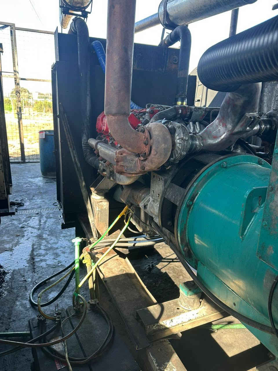 مولدة دايو 8سلندر راس توليد 350 k.v  للبيع تجفيت جديد بعدها على السحك للاتصال ***********
