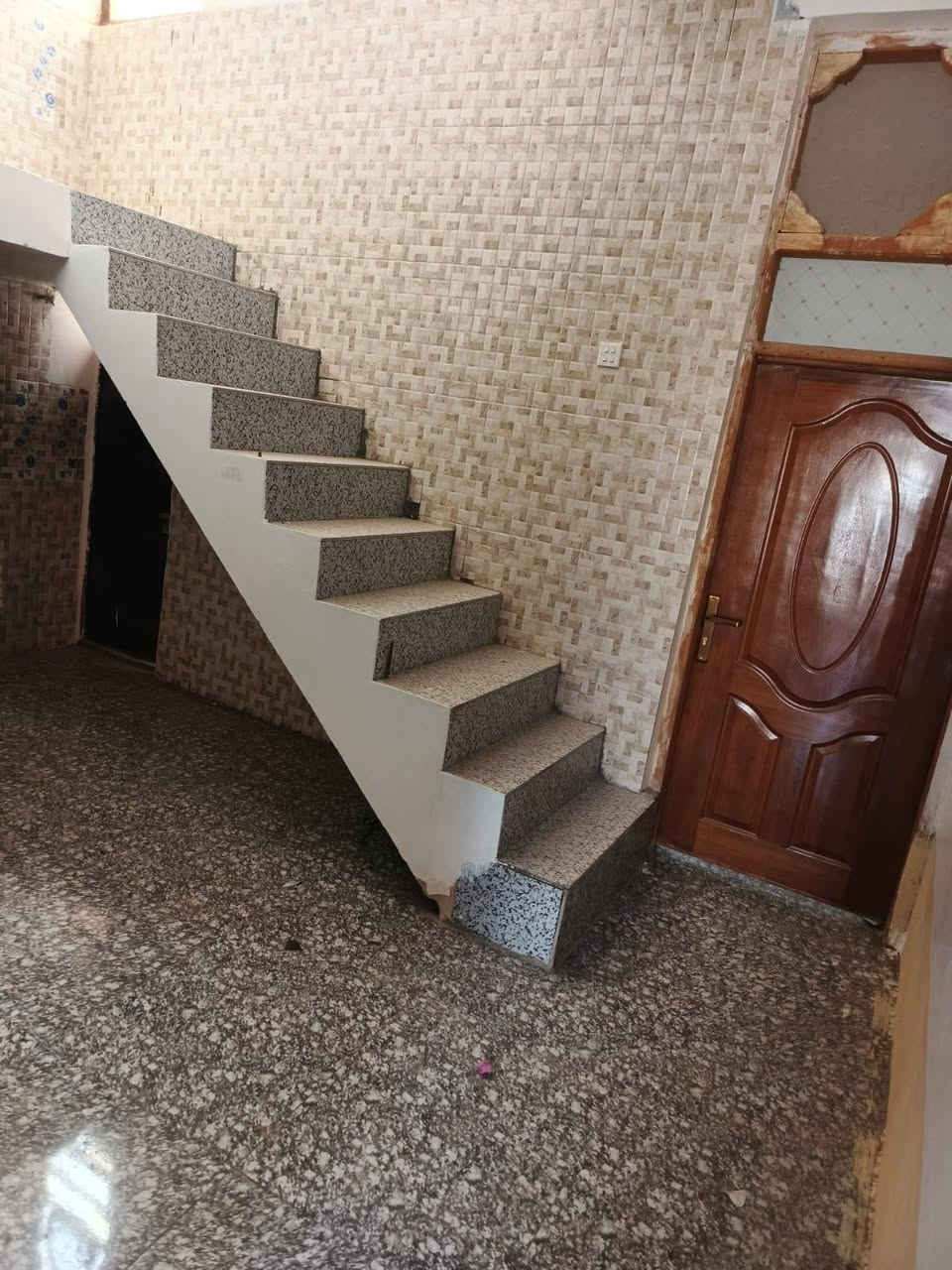 السلام عليكم 
بيت للايجار. ابي غرق . حي المرتضى. ال جعلول 
البيت يتكون من صاله  مطبخ  هول كلدور وغرفه نوم واحده 
البيت بناء حديث  
البيت طابق واحد 
للاستفسار الاتصال على الرقم 
***********
