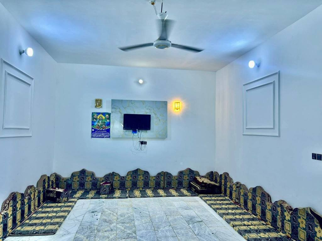 مساحه 200 متر #طابو_زراعي بيت مكانه  ملحق قريت القدير مقبيل سايدين🤑
(مكتب  الفهد عمود 270
تفاصيل لبيت (( موجود🎥📷 فيديو كامل للبيت
غرفه نو2// مطبخ// صاله// استقبال// صحيات خارج وداخل 

عنوان البيت  نجف مقابل ملحق قرية لغدير 

بناء ممتاز// اساس وسقف صب 
طابوق 🧱 جمهوري

كل البيت #سقوف_ثانويه

كل الخدمات موجوده 
مدارس 🏫 سوق #تبليط 

مقابل  قرية الغدير  ***********واتساب النجف, العراق
