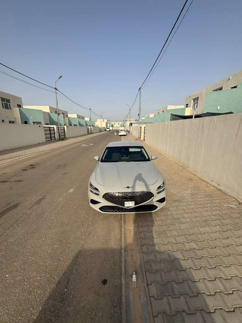 للبيع Genesis G70 2025 شهداء دخول جديد 
ماشيه 15000كم اللون سلفر مميز 
1. الأداء والمحرك ( Twin Turbo 4-Cylinder )
• المحرك: 4 أسطوانات سعة 2.5 لتر مع شاحن تيربو.
• القوة الحصانية: 252 حصان.
• عزم الدوران: 353 نيوتن متر.
• ناقل الحركة: أوتوماتيكي من 8 سرعات.
• نظام الدفع: دفع رباعي متكامل All wheel 🛞 drive 
• صرفية الوقود: تعتبر ممتازة مقارنة بالـ 6 سلندر، حيث تمنحك توازناً بين الأداء والاقتصاد.
2. المواصفات الخارجية (نص فل )
رغم أنها 4 سلندر،"لكنها  تأتي بمظهر خارجي جذاب جداً:
• الإضاءة: نظام  ✨Full LED بالكامل (الخطوط المزدوجة الأمامية والخلفية).
• المرايا: قابلة للطي مع إضاءة ترحيبية (شعار جينيسيس).
3. المقصورة والرفاهية
في فئة الـ 4 سلندر "فل كامل"، لا تتنازل جينيسيس عن الفخامة الداخلية:
• المقاعد: جلد طبيعي فاخر الون اسود جذاب  مع تحكم كهربائي . تدفئة  للمقاعد الاماميه و تدفئة للستيرن مع هزاز عند وجود خطر. 
• التكنولوجيا: *  كير الكتروني و نضام البارك دكمه خمس وضعيات قياده ( ايكو ، نورمال ، سبورت ، سبورت بلص مع فصل مانع انزلاق و الاخيره كوستوم محدده يمكنك تخصيص اي وضع تريده) شاشة ملاحة مقاس 10.25 بوصة تدعم Apple CarPlay و Android Auto.
• لوحة عدادات رقمية (تكون جزئية متطورة جداً).
• نظام صوتي: نظام Lexicon الفاخر (في الفئات العليا من محرك 2.0)..
4. أنظمة الأمان الذكية
تأتي مجهزة بحزمة "Genesis Smart Sense" والتي تشمل:
• رادار التثبيت: نظام تثبيت السرعة التكيفي (Smart Cruise Control).
• المحافظة على المسار: تنبيه عند الخروج والمساعدة في البقاء داخل المسار.
• فرامل الطوارئ: التنبيه من التصادم الأمامي مع كبح تلقائي.
• كاميرا خلفية: مع حساسات أمامية وخلفية 

السيارة وارد امريكي  
الضرر 4 قطع بدون شاصي ايرباك ستيرن وكشن فقط بدون دشبول البنيد تبديل وصبغ مع جاملغ جهة الصدر تبديل وصبغ 
وجاملغ خلفي وباب خلفي 

السيارة شبابية و سبورت و اقتصادية مناسبة للاستخدام اليومي 

اي استفسار و السعر مراسله على الواتساب او الاتصال بالرقم ***********
