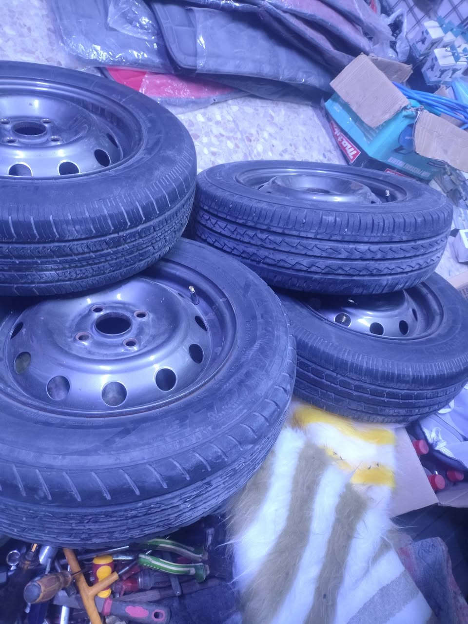 وياله وتايرات حجم 14 للبيع مكاني الشعب 
السعر 100 
***********
مكاني الشعب
