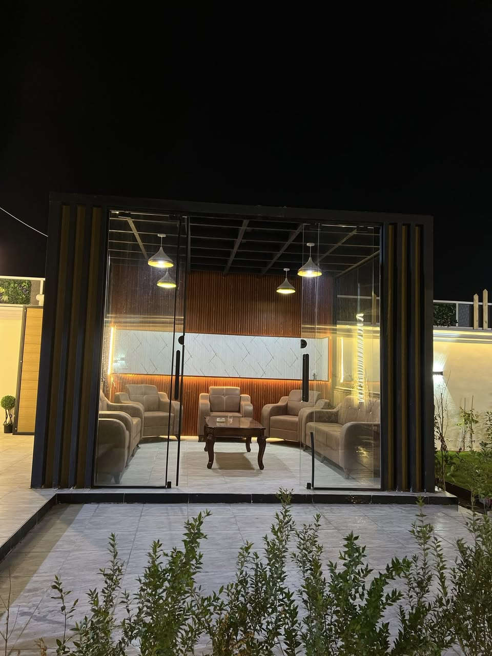 سلام عليكم مزرعه للبيع ركن
500متر واجهيه 12ونص متر ونزال 40 متر 
بناء طابق واحد 
يحتوي المزرعه .ع(2غرف نوم _صاله كبيره _صحيات عدد3 _مطبخ _مسبح كبير _جلسه خارجيه _مكان للشوي كامل من كل شي 
المزرعه شغلها درجه أولى مع الخدمات 
🛑ملاحضه المزرعه جاهزه للسكن 🔑 
🛑ملاحضه المزرعه ما مسكونه ولا ماجره  
⬅️نوع العقار طابو زراعي سند 25 إقرار محكمه 
⬅️العنوان #بغداد -الدوره -البوعيثه -شارع الزهور 
🛑الاستفسار خاص أو الاتصال ع الرقم 
☎️***********
