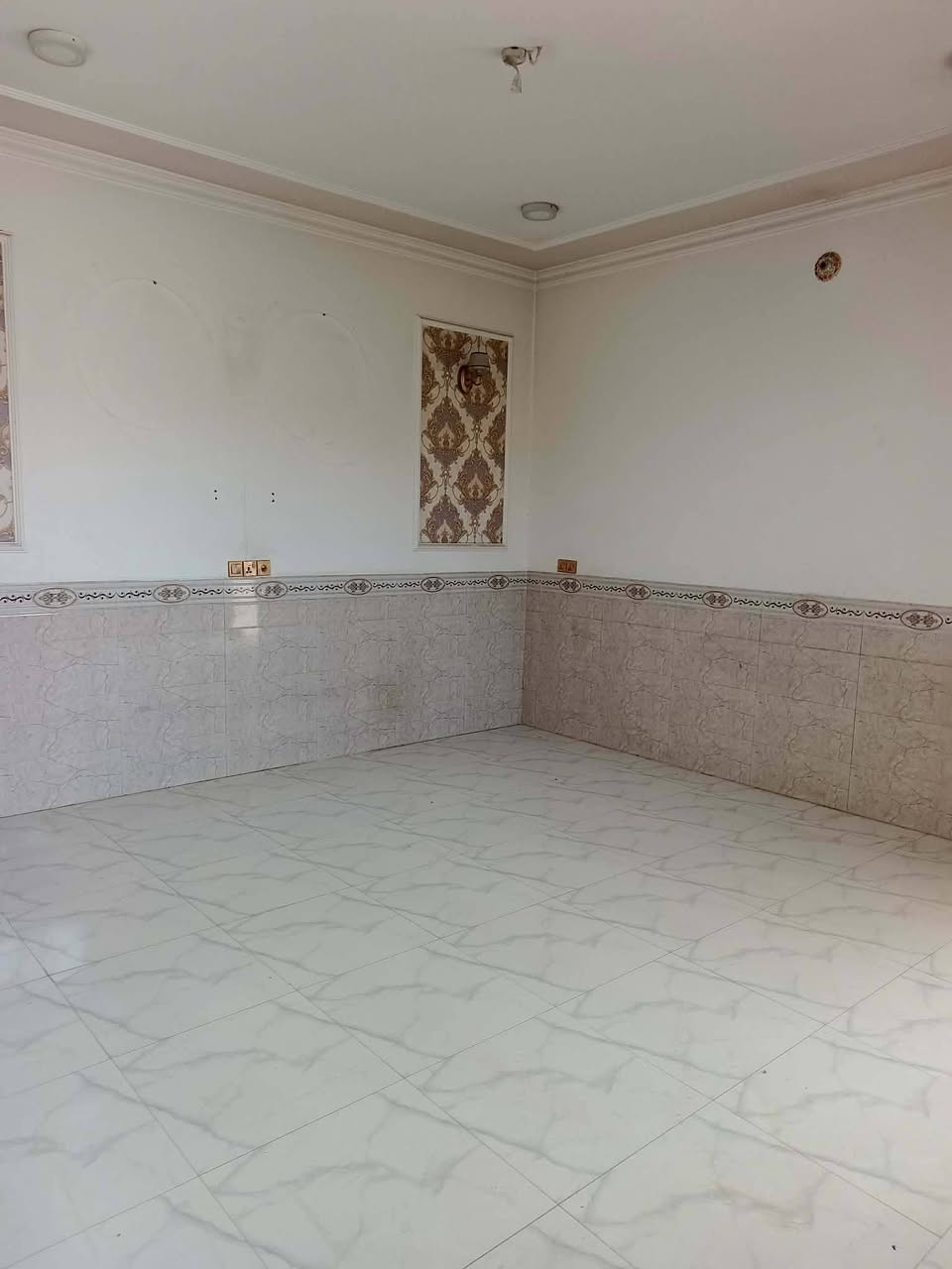 الدار للبيع المساحه 200متر طابو زراعي سند 25 الموقع حي علي قماره قرب أسواق حسون ثاني بيت عن التبليط عرض الشارع 7متر    بناء طابوق السقف صب كونكريت بناء حديث يتكون من غرف نوم ثنين وستقبال وصاله ومطبخ مجمع صحي خارجي وداخلي وطارمه وممرات داير البيت وطارمه أي استفسار إتصال على الرقم التالي واتساب ***********
أو مراجعة مكتب ابو زهراء التميمي شارع المواكب مقابل حسينية الخزرج البيت حالين فارغ
