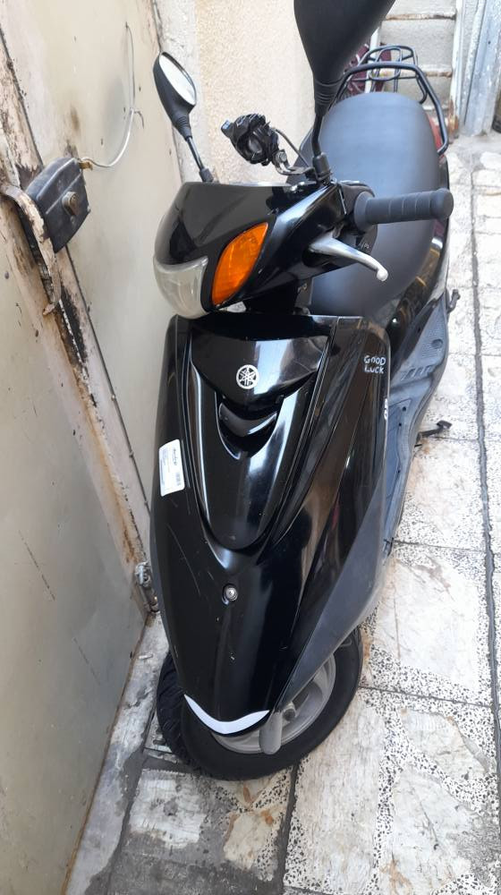 سلام عليكم ورحمة الله للبيع 
ياماها اكزز تريت Axis treet 
🇯🇵يابانية // نوزل خطين سكليتر 
استاند حساس كهربائي/ ماشية 
١٧ 🇯🇵 / أوراقهة كاملة موجودة 
وبأسمي/ ماخذها رمبة ومداريهة 
نظيفة وبلادية وكلة افول بانزين 
محسن ودهن درجة أولى امزويل 
كلهة شغالة تايرات جدد، لايت بومة 
زنون / كفرات اصلية ومكينة بلادية 
وشرط خرسة ناعمة، وشلعة معدل%
واضمنهة من التبخير والدخان والضرر 
ونكرة سلف بأي وقت 👍 السعر 
(مليون و١٠٠) وبيهة مجال للجاد 
بالشراء ومااقصر / اي استفسار 
رجاءا اتصل على ***********
وعندي واتساب وعندي ماسنجر 
للمعلومة مشتريهة ب١١ ورقة ونص 
عنواني بغداد الكاظمية/واذا عندك 
مراوس اراوس بدراجة ٦٠ او ١٢٠ 
زغيرة جديدة مع الفرق، تحياتي . بغداد, العراق
