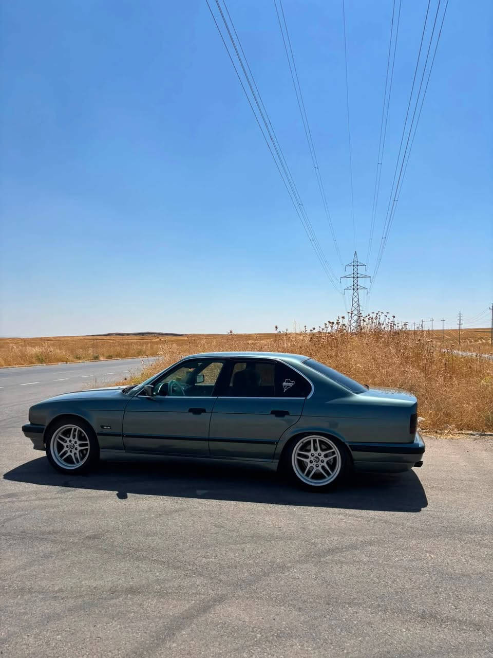 Bmw 525i بیلاد گێڕ عادی 
***********
ماشاءاللة دەوێ. مۆدیل ۹٠  لایت ئلقە ناو رەش  جام کارەبا کوشن سیاحی✅ ویلی ۱۸ دەسایز سەیارەکە کامل مەسرەف کراوە و بێ عەیبە.   تەبرد لەسەر سویچ بە شەرت.   تەقە و رەقەی نیە مەکینەی ٥۲٥ دیجیتالی ئەوروپی لەسەرە. جرکەی تیا نیە بە شەرتی ۱٠٠ فیتەر گێڕ و مەکینە و کارەبایات و ئەکسل دارو بەرد  بە شەرت سەیارەکە رەقەم باریک سلێمانیە تا ۲٠۲۷ نوێیە و ۲وەرەقە غرامەی تیایە تەحویل بەناوکردن بە شەرتە
 سعری ئارمێکە ٥٦ وەرەقە
***********
شوێن 📍کۆیە
