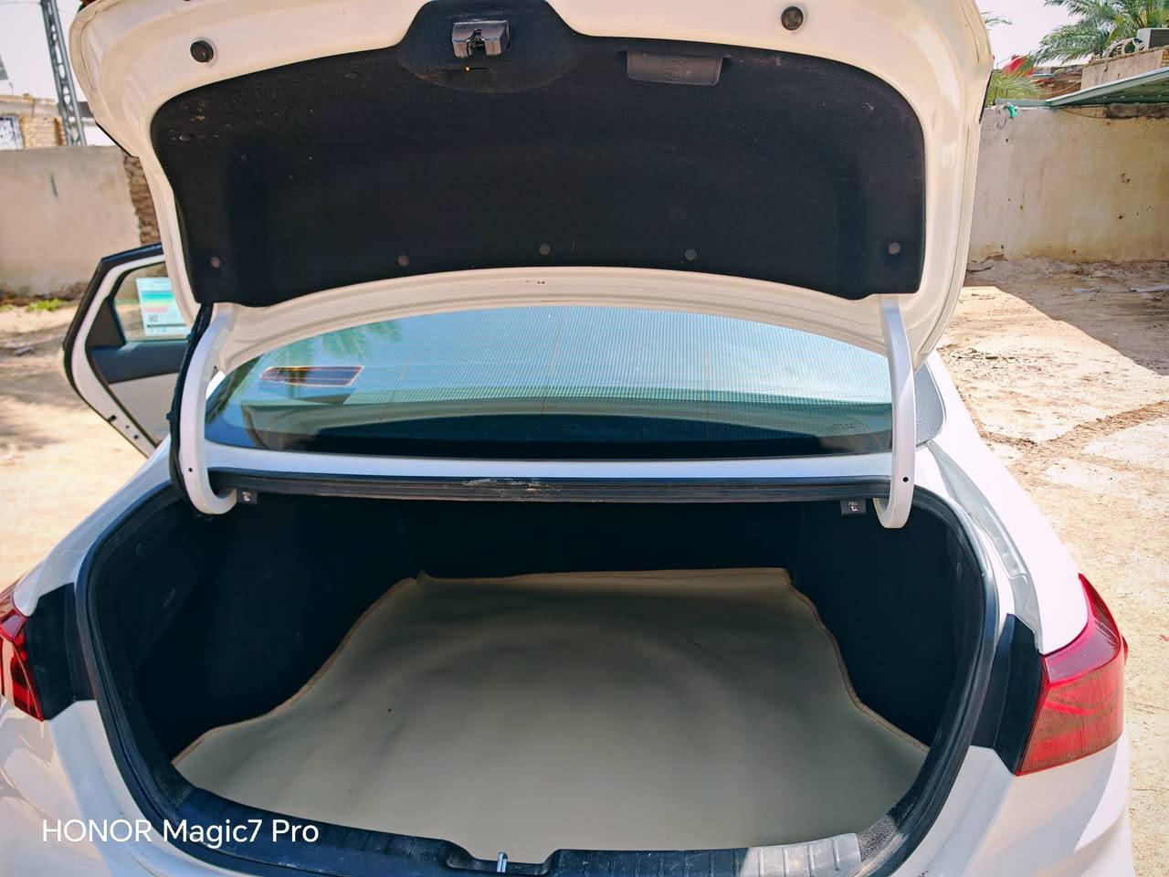 السلام عليكم
سيراتو 2022 خليجي 
رقم بغداد 
مداور ثاني يوم بأسمي (حره) 
السونار موجود بالمنشور 
مري شفط 
وقطعتين تبريد 
بانوراما 
دواخل لونين 
ويل كب عدد 5 
سويج عدد 2
ماشيه 114 
السعر 170$
المكان المثنى قضاء الخضر 

الشراي يتصل ***********
