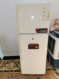 ثلاجة للبيع شرط تبريد ثلج. ع الفحص. السعر 140 وبيها مجال.  رقم الموباي...